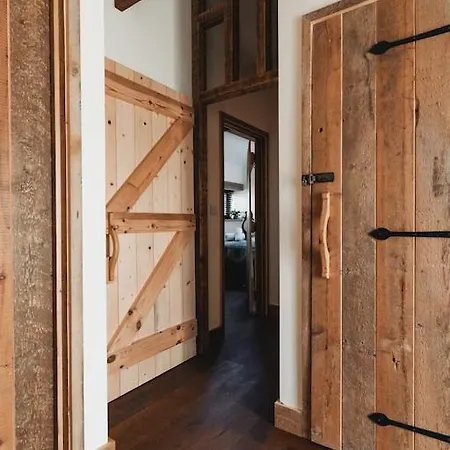 Swallows Nest Apartment *
