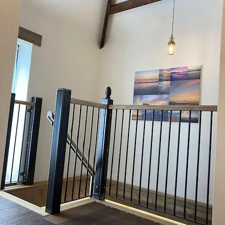 Swallows Nest Apartment *